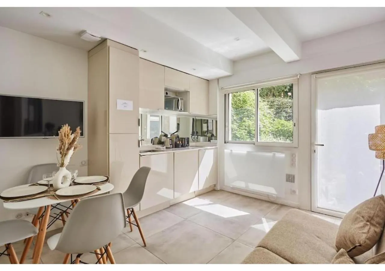 Apartment Le Marais Place Des Vosges By Studio Prestige Paris